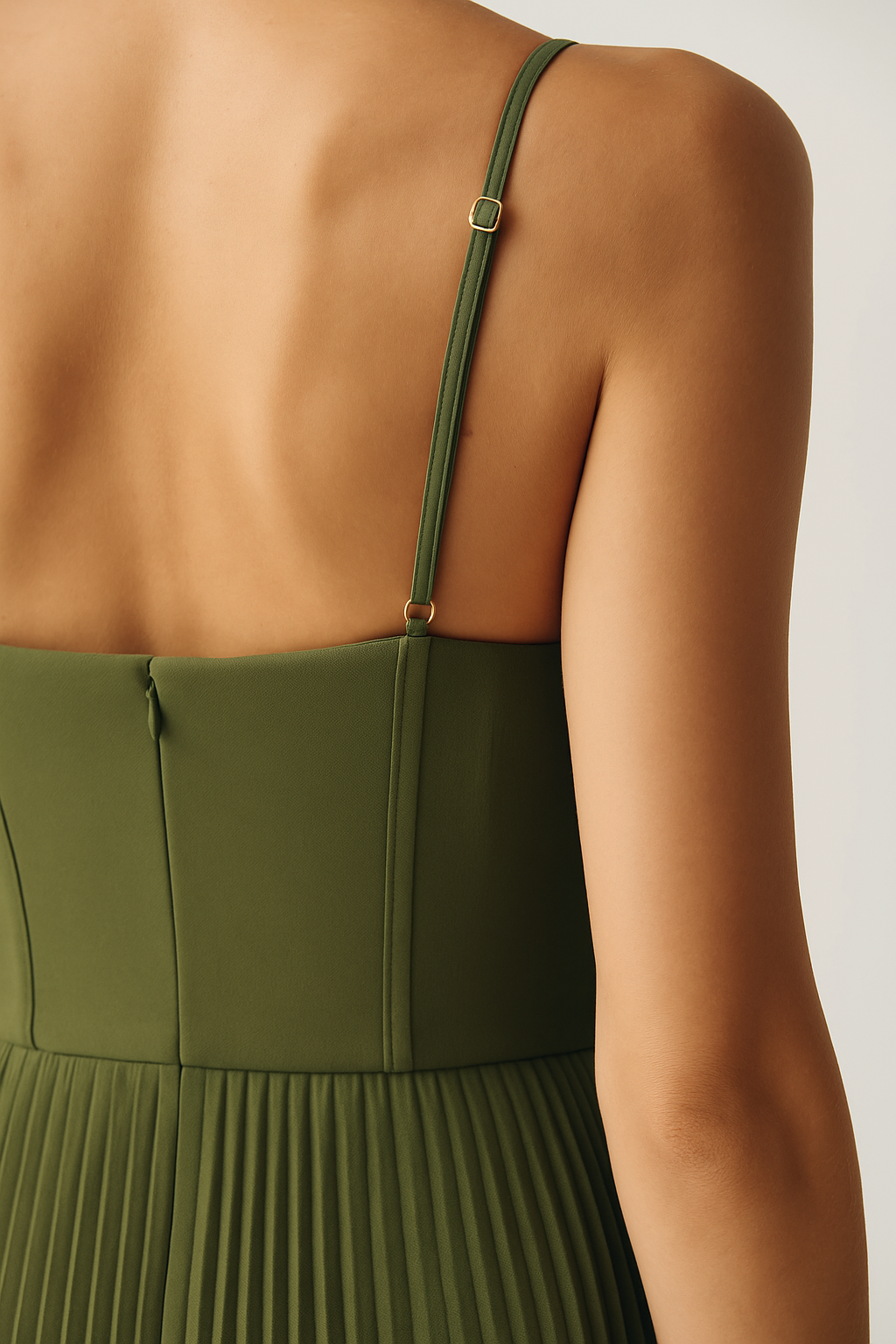 Serena – Robe Midi avec Corsage Structuré et Jupe Plissée