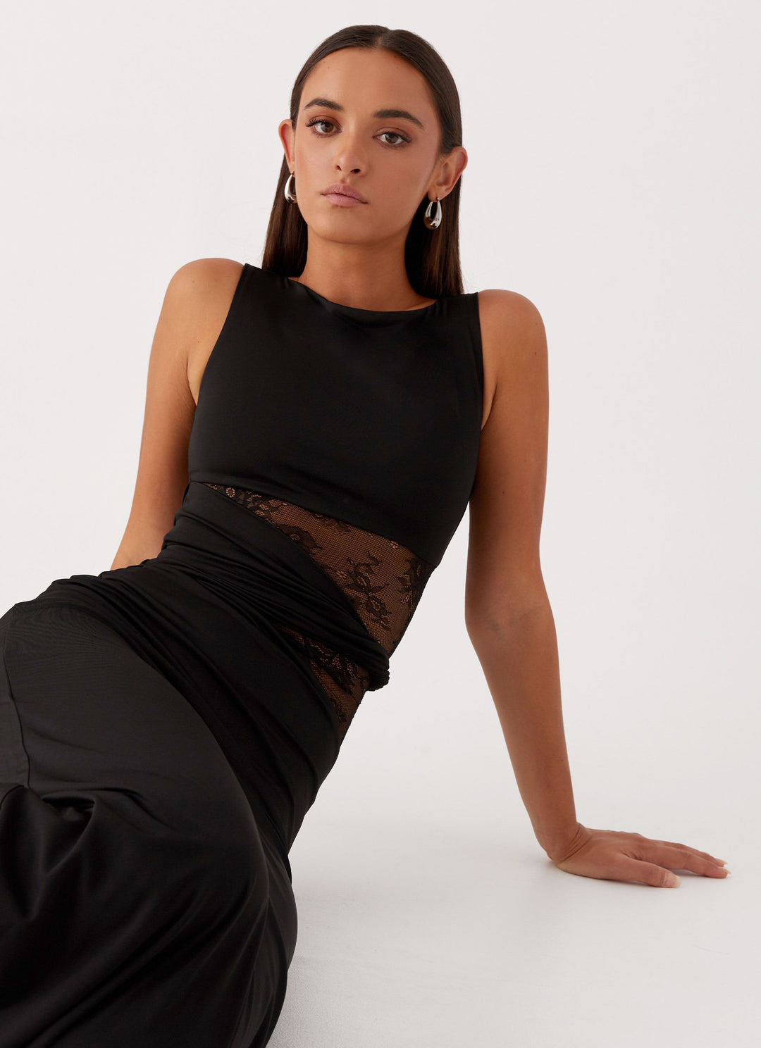 Larra – Robe Maxi Épousant la Silhouette avec Découpes et Lacer