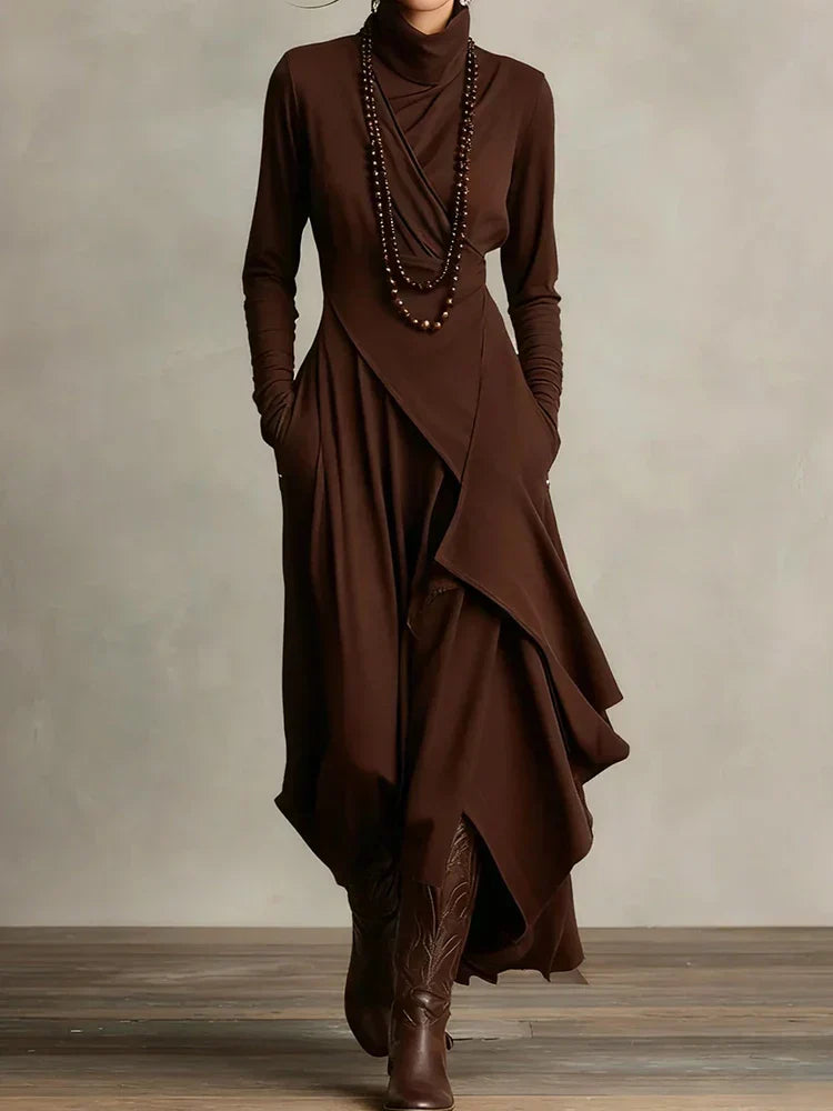Carrie – Robe maxi en tricot asymétrique avec col roulé