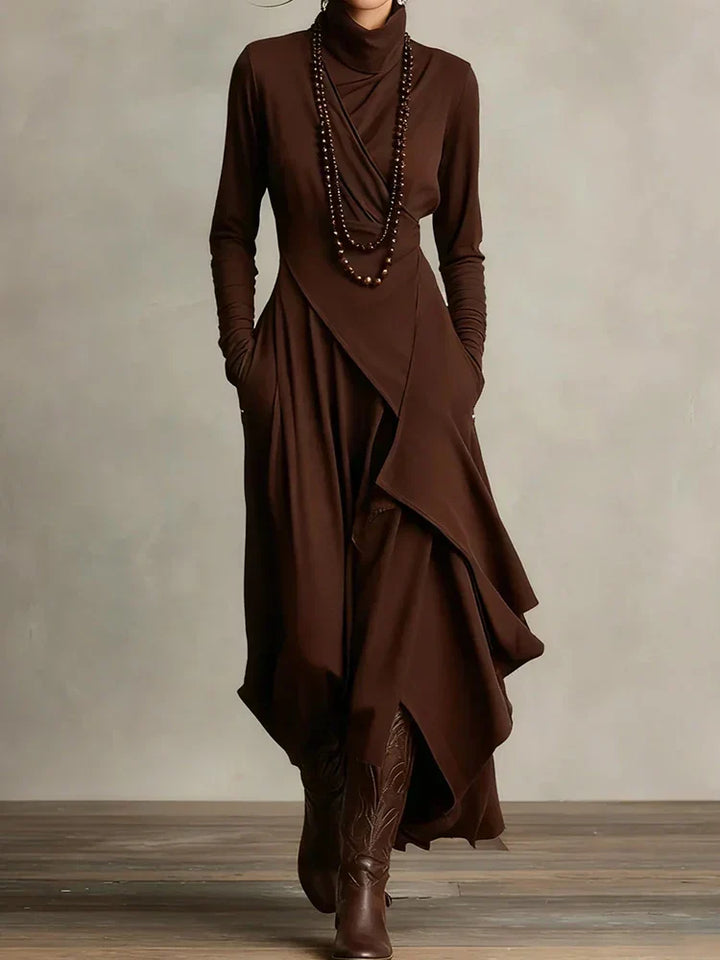 Carrie – Robe maxi en tricot asymétrique avec col roulé