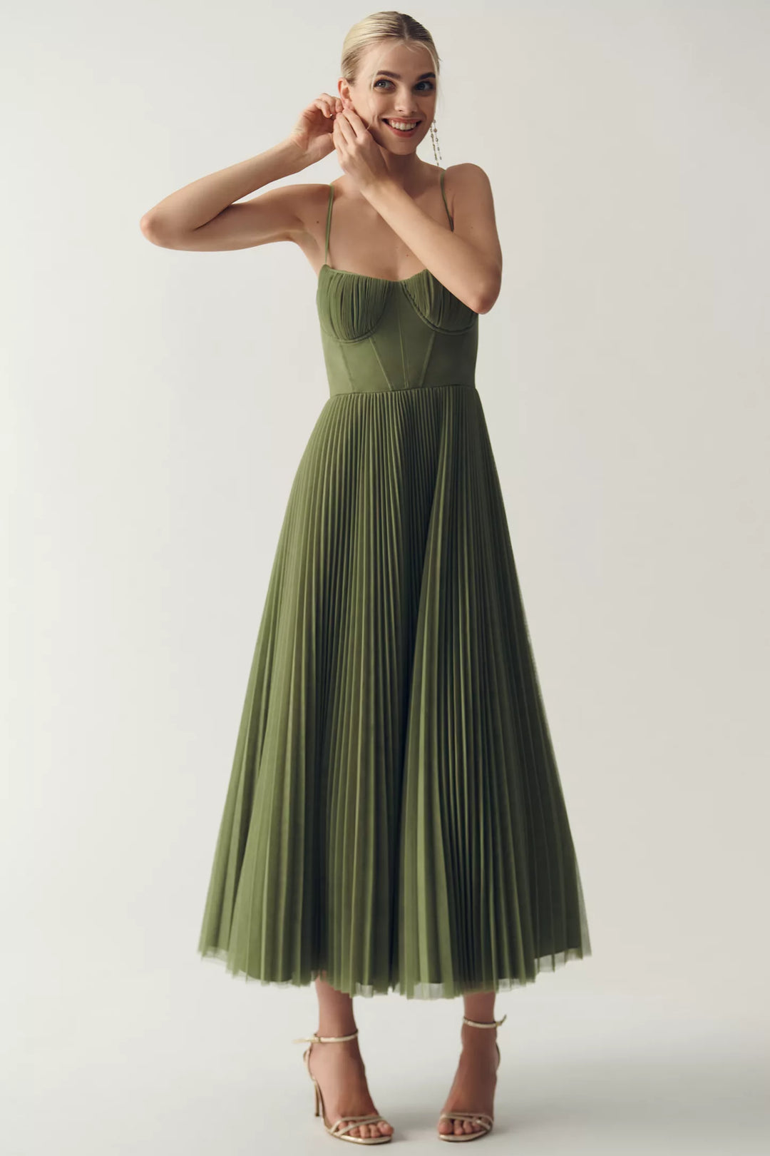 Serena – Robe Midi avec Corsage Structuré et Jupe Plissée