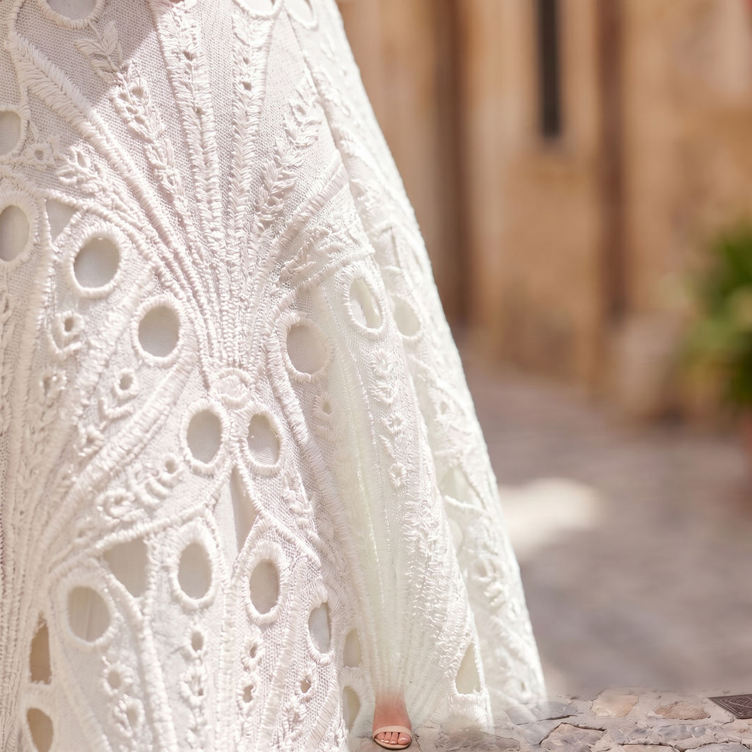 Cynthia - Robe Midi à Col Montant en Dentelle